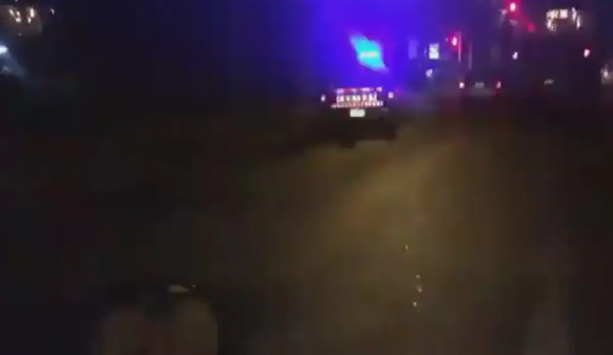 ทำไมครับ!! รถคนงานติดสัญญาณไฟฉุกเฉินวิ่งขอทาง กู้ภัยผ่านมาเห็นแบบนี้มันใช่หรอเรียกตำรวจเข้าเคลียร์ด่วน "พี่ยืนยันได้ไหม" (คลิป)