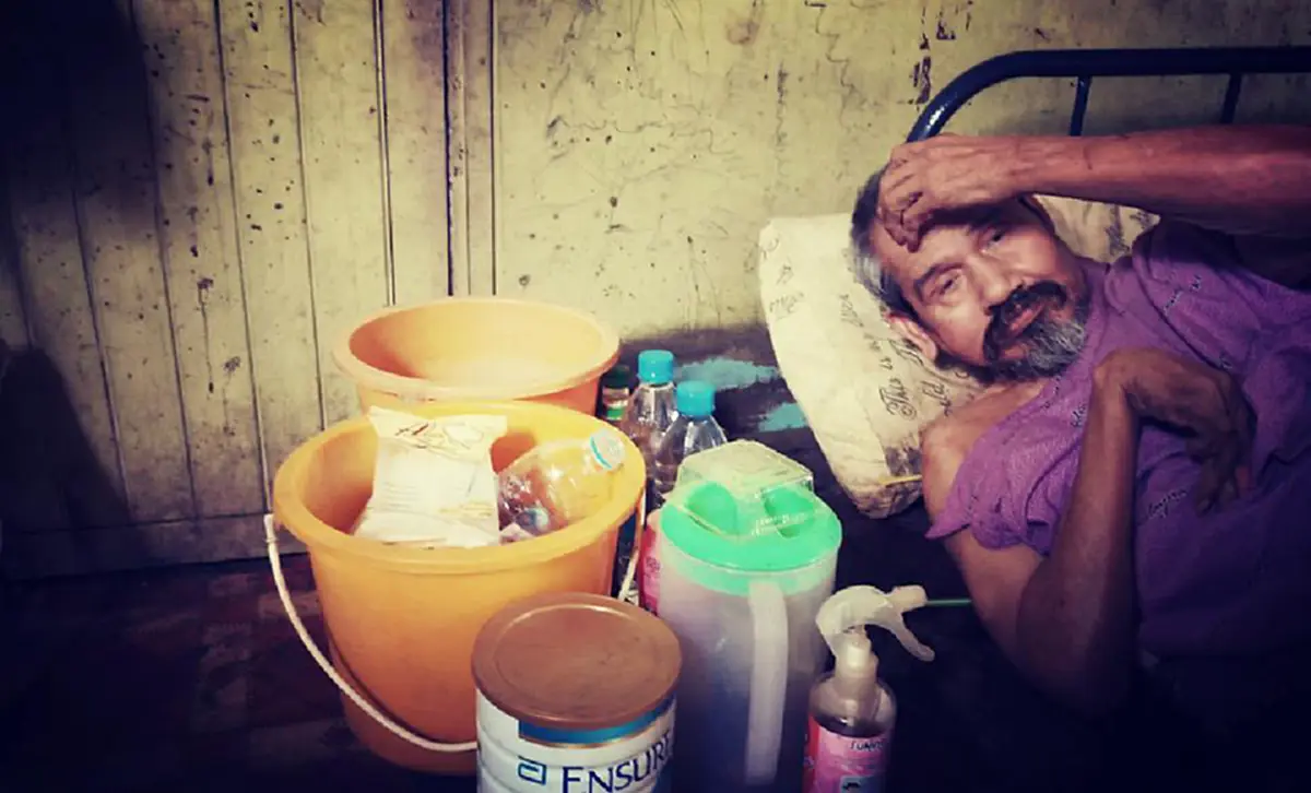 ก่อนหมดลม!! ชายชราอัมพาตบ้านผุพังเงี่ยหูฟังทุกเสียงฝีเท้าหวังให้เป็นลูกที่กลับมา ไร้วี่แวว พบเบอร์สำคัญอยู่หัวเตียงปลายสายอ้าง&quot;เกรงใจเพื่อน&quot;