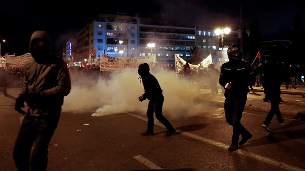 ปะทะเดือด!!! ตำรวจเผชิญหน้าผู้ชุมนุม ซัดกันนัว กระทบทั่วโรงเรียน โรงพยาบาล ยันสนามบิน!!! (มีคลิป)