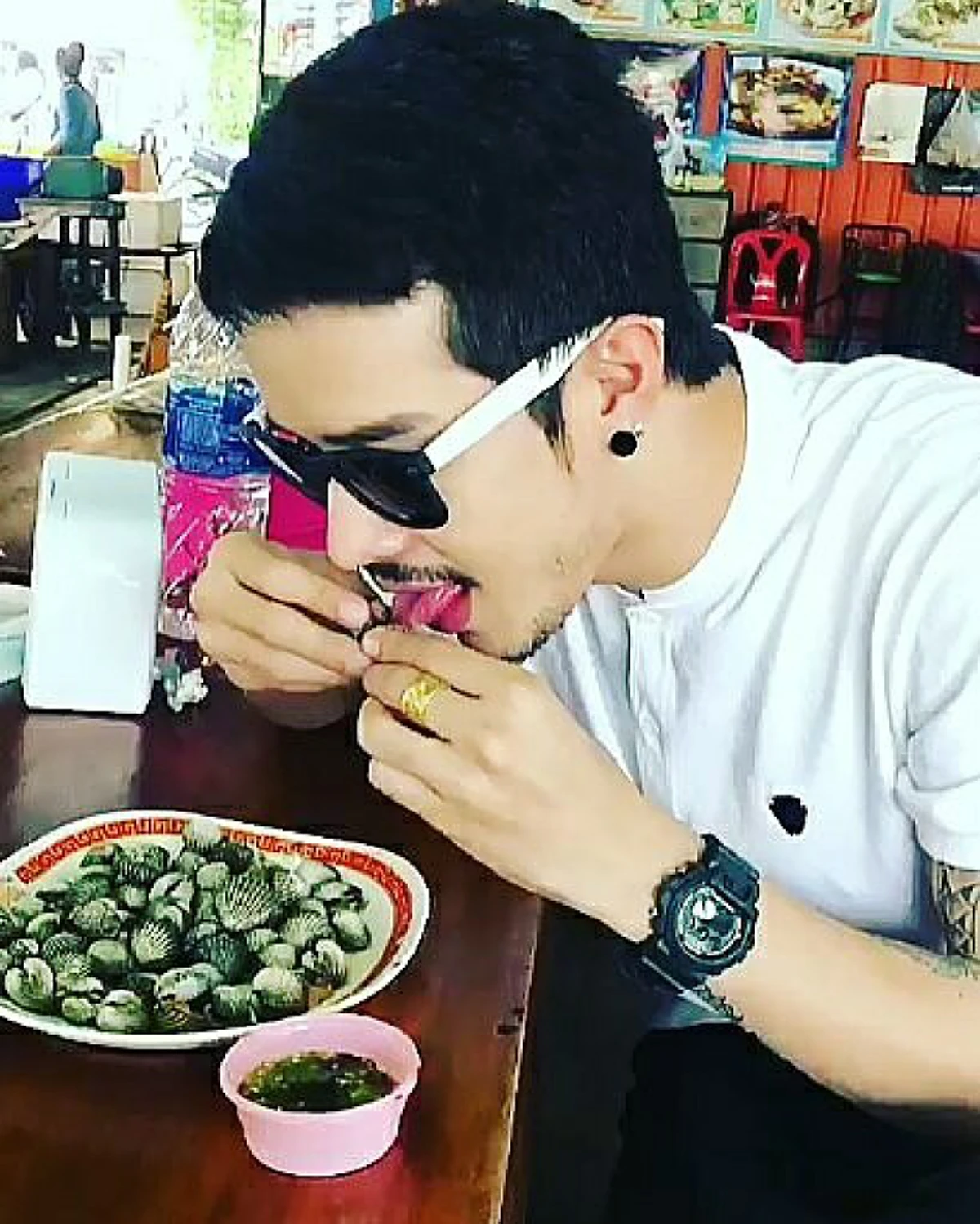 #ขยี้ตารัว ๆ ร้อยครั้ง!! "หนุ่มหล่อ" สาธิตการกิน "หอยแครง" อย่างถูกวิธี ต้องกินแบบนี้ถึงจะเข้าถึงรสชาติอย่างแท้จริง!! (ชมคลิป)