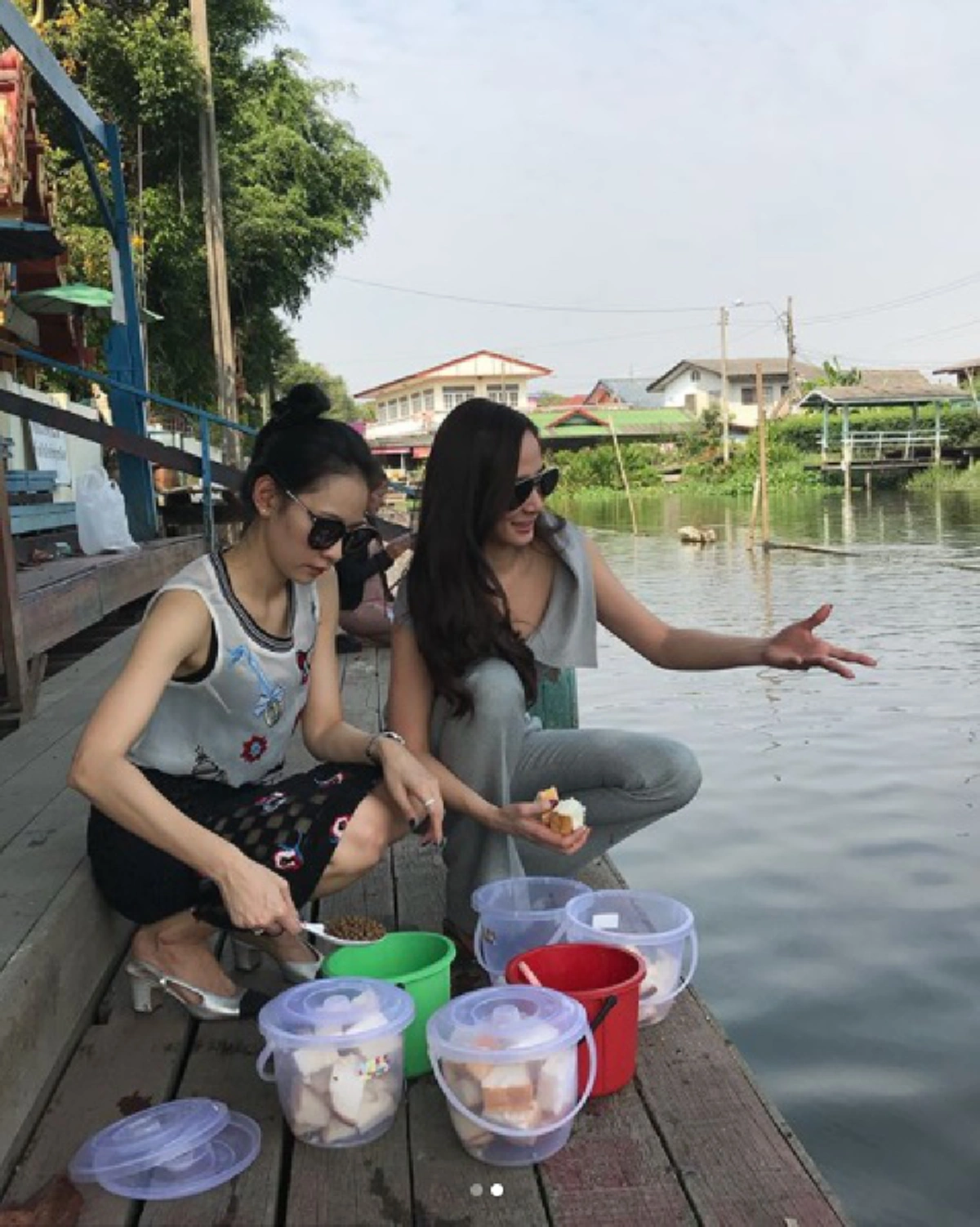 โอ้ว...โห!! ส่อง "อั้ม พัชราภา" นั่งกินก๋วยเตี๋ยวร้านข้างทาง แต่ท่าโพสต์นี่กินขาดจริงๆ คนอะไรทำสวยดูดีไปหมด #รักความคิดดินของแม่จัง