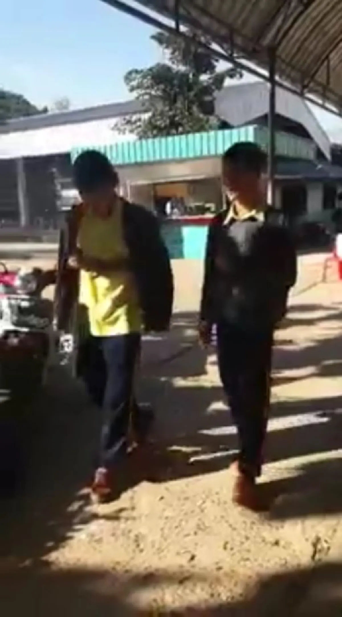 เคยเห็นต้นไม้กินคนมั้ย!? สองหนุ่มน้อย เดินอยู่ดีๆ พบ! ต้นไม้กินคน!? เล่นเอาเข่าทรุด ล้มทั้งยืน ตั้งตัวแทบไม่ทัน (คลิป)