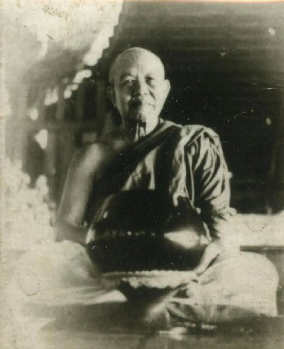 พลังจิตเป็นเลิศ!! เปิดตำนาน "หลวงปู่ฝั้น อาจาโร" กำราบ "ชีผ้าขาว" อ้างตนเป็นเจ้าลัทธิ "ธรรมต่อไก่" หากใครนำไก่มาถวาย จะสามารถบรรลุธรรมได้ !!