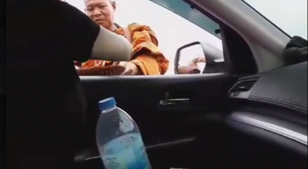 พระวัดไหน ขอรับปัจจัยถึงในรถ?!? ว่อนโซเชียล คลิปพระสงฆ์ชักแม่น้ำทั้ง 5 ขอปัจจัยสีกากลับวัด ได้แล้วไม่พอมีขอเพิ่มชาวเน็ตเดือดระอุ (คลิป)