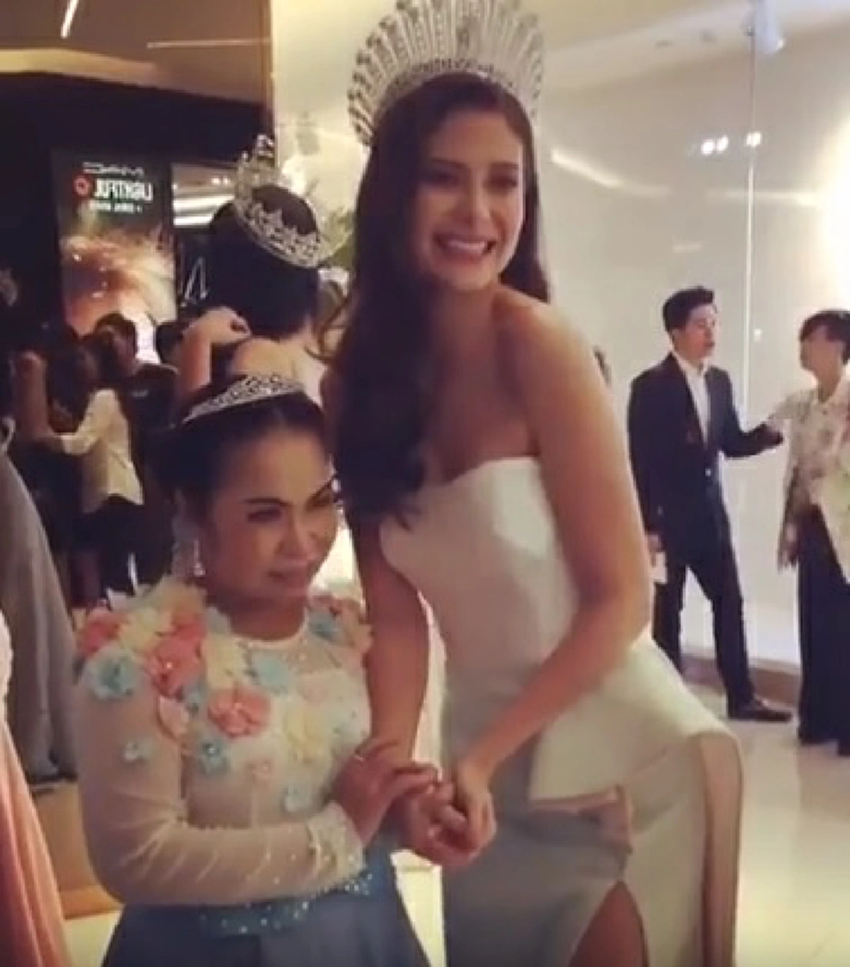 จะเกิดอะไรขึ้น !! เมื่อ \"ตุ๊กกี้ สุดารัตน์\" โคจรมาเจอ \"มารีญา\" และนี่คือปฏิกิริยาของทั้งคู่ !! (คลิป)