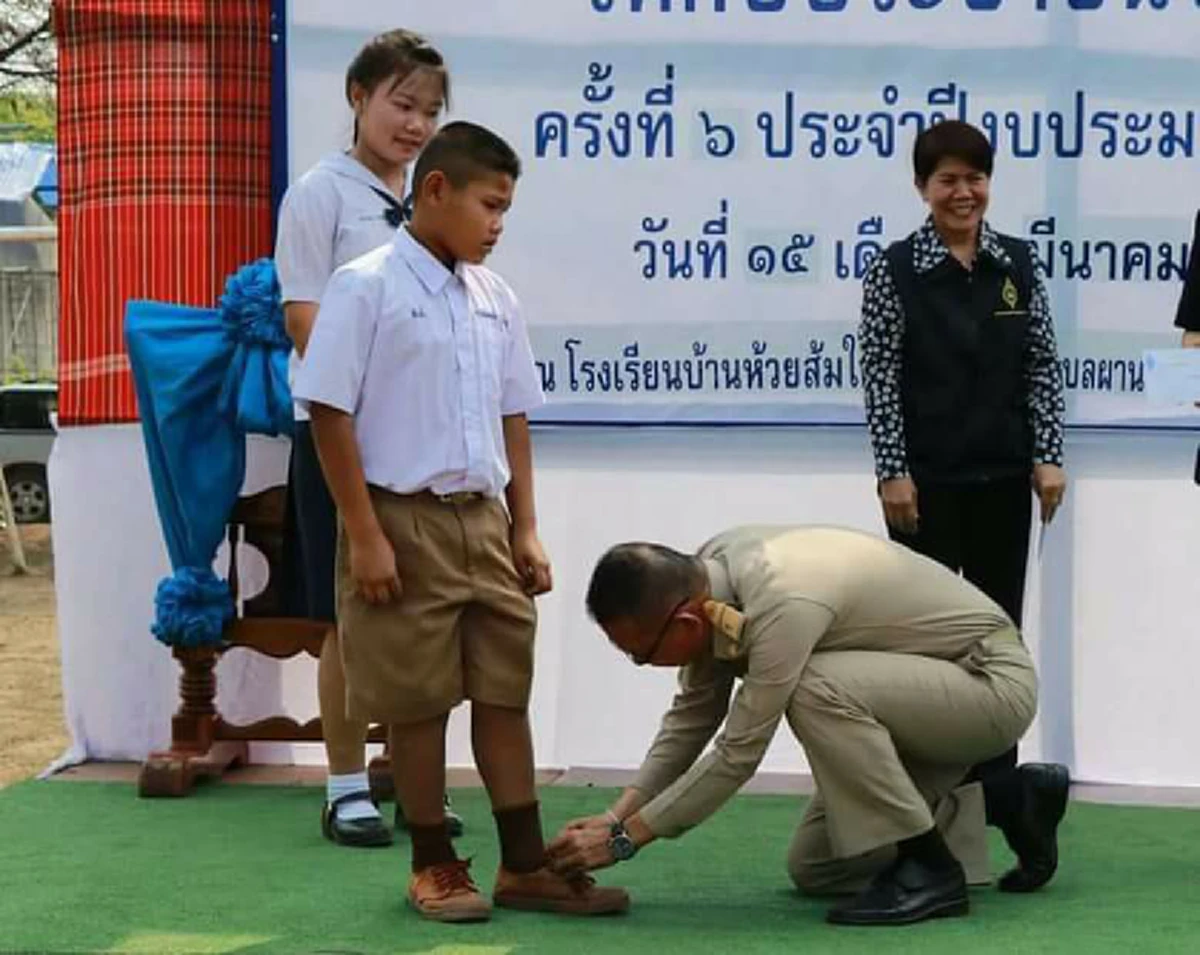 #ไม่เย่อหยิ่ง ไม่ถือตัว!! "ผู้ว่าฯเลย" ไม่ถือตัว ก้มตัวลง "ผูกสายเชือกรองเท้าหลุด" ให้กับเด็กที่กำลังรับทุนการศึกษา ท่ามกลางสายตาชาวบ้าน!!