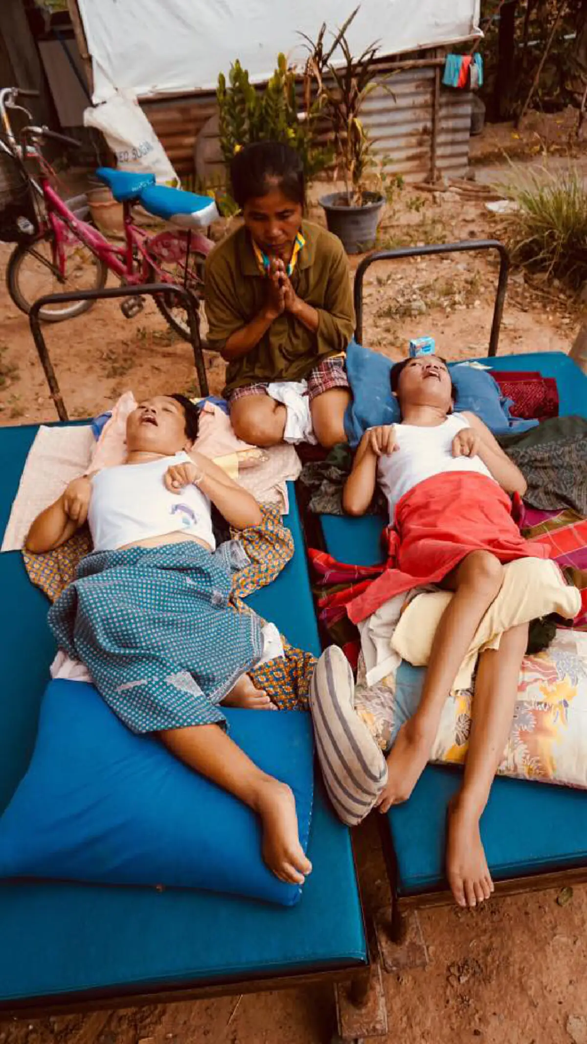 ชีวิตไม่ง่าย!! หญิงวัยกลางคนรับจ้างมีรายได้วันละ 50 บาท เลี้ยงดูลูกแฝดพิการนาน 27 ปี พร้อมแม่ชรา ถามถึงพ่อไปนานแล้ว (คลิป)