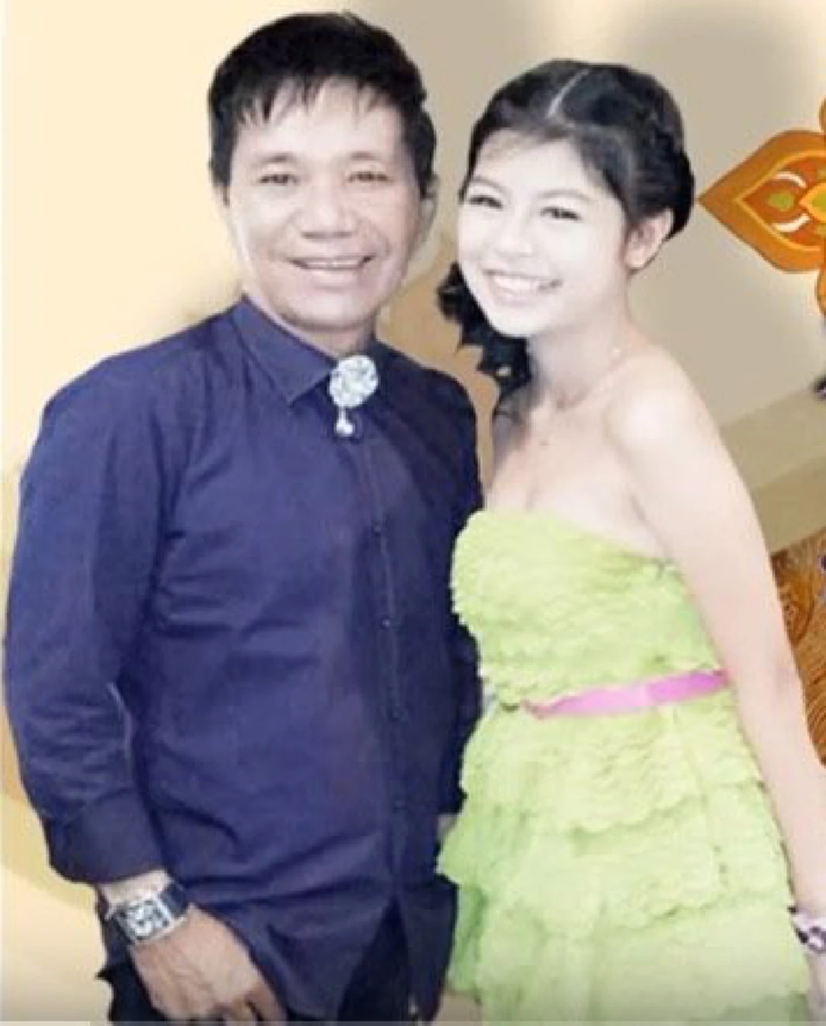 หลายคนไม่เคยเห็น!!! เผยโฉมหน้าลูกสาวนักร้องลูกทุ่งชื่อดัง "บุญโทน คนหนุ่ม" มีดีกรีระดับนักร้องลูกทุ่งชื่อดังตามรอยพ่อแถมสวยอีกต่างหาก (คลิป)