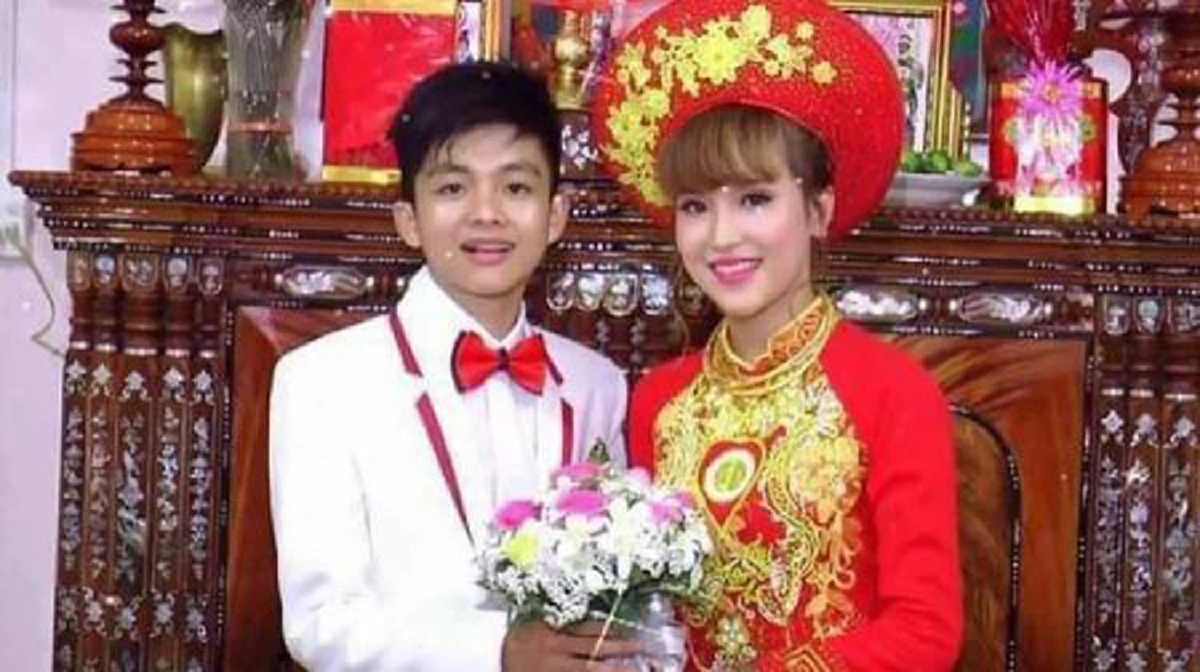 #บุพเพสันนิวาสอีกแล้ว!! "หนุ่มเวียดนาม" อายุ 17 ปี แต่งกับ “สาวอายุมากกว่า 10 ปี” ทำผู้คนพากันอึ้งกันสนั่น แต่พอเห็นภาพแต่งงาน ถึงกับยิ้มออก