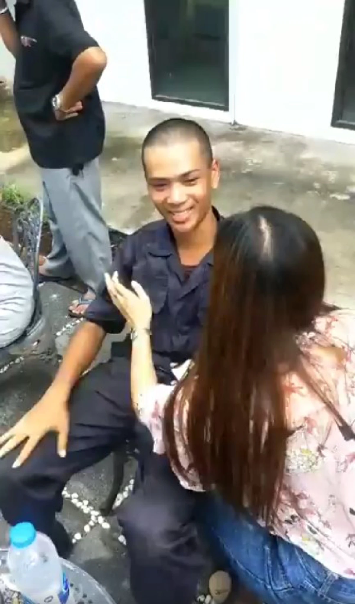 น้ำตาลูกผู้ชาย!!! เมื่อ "สาวสวย" ไปเยี่ยม "แฟนหนุ่ม" ที่ค่ายทหารหลังไม่ได้เจอมา 1 เดือนเต็ม ทำเอากลั้นน้ำตาไว้ไม่อยู่! (ชมคลิป)