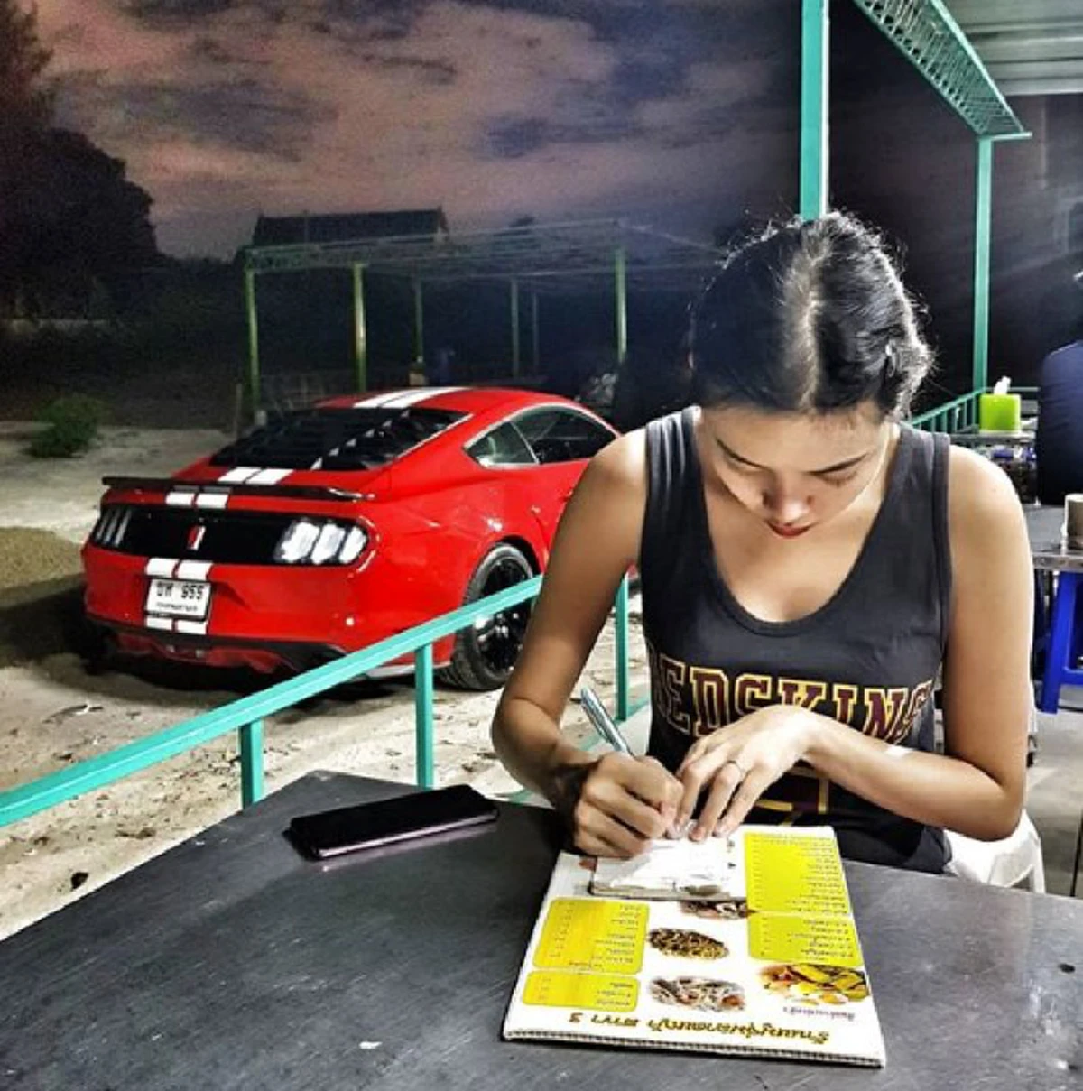 แทบไม่อยากเชื่อสายตา!!! ส่องชีวิต "นักแสดงชื่อดัง" มีเงินมหาศาล แต่ยังใช้ชีวิตติดดิน กินข้าวข้างทาง ทำเอาแฟนคลับแห่ชื่นชม! (ชมคลิป)