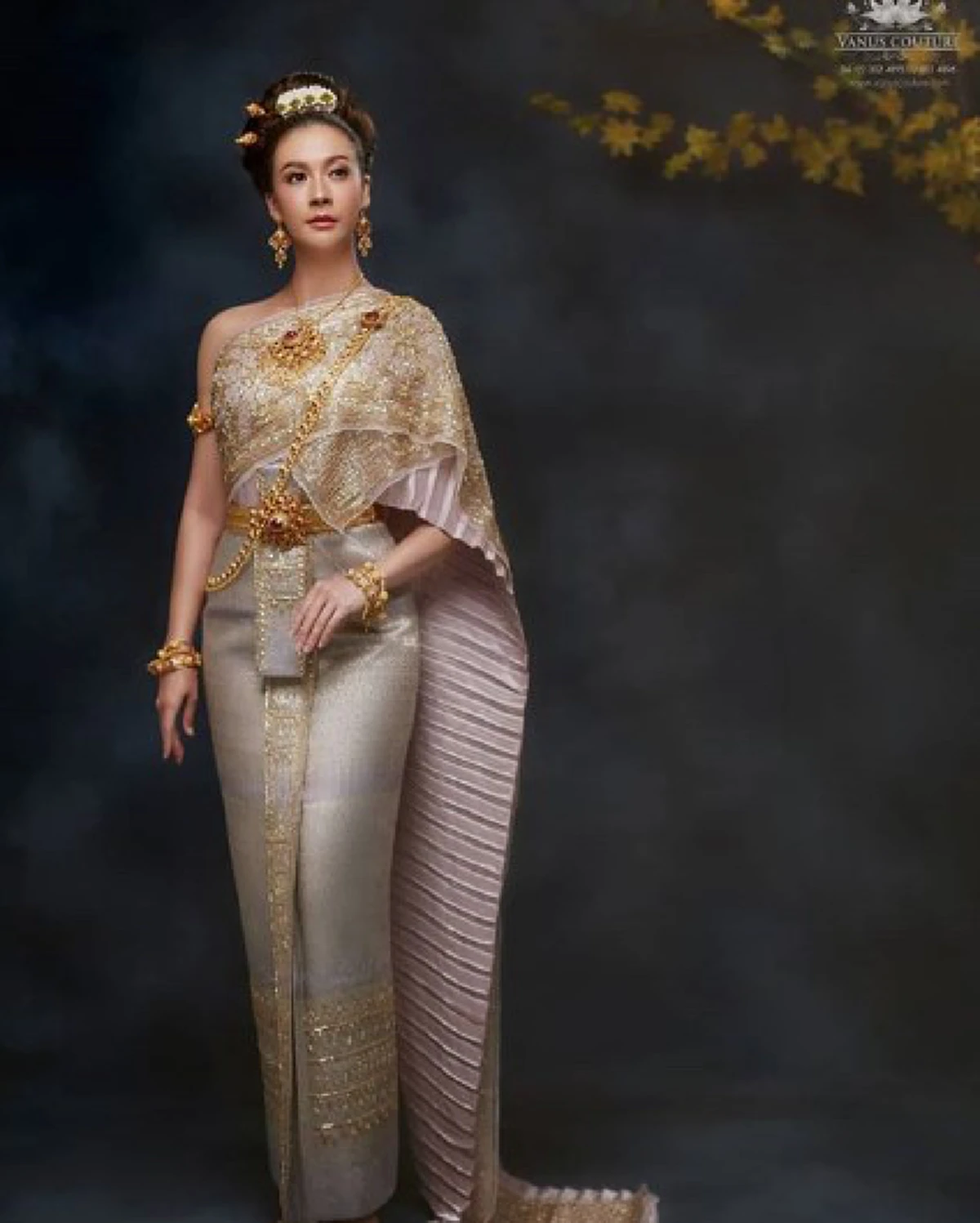 เฉิดฉายดั่งนางในวรรณคดี!!! ส่องภาพ "เอมี่ กลิ่นประทุม" สวมชุดไทย "พระราชนิยม" บอกเลยสง่างามจนมองตาไม่กระพริบ!