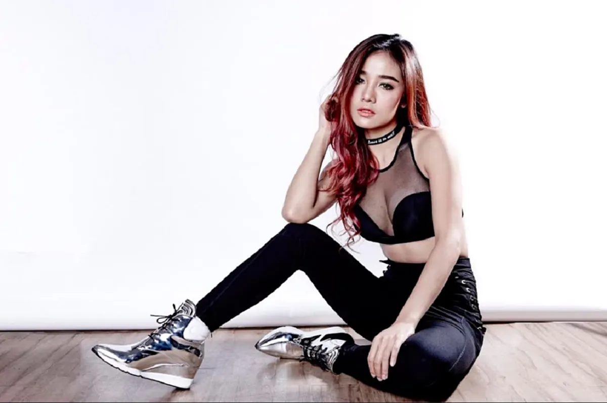 #ไม่สนคนมอง!! นักร้องสาวชื่อดัง "กระแต อาร์สยาม" ถึงกับจอดรถ "เต้นกลางถนน" เมื่อเพลงที่ตัวเองชอบ ดังกระหึ่มขึ้นมา !! (ชมคลิป)