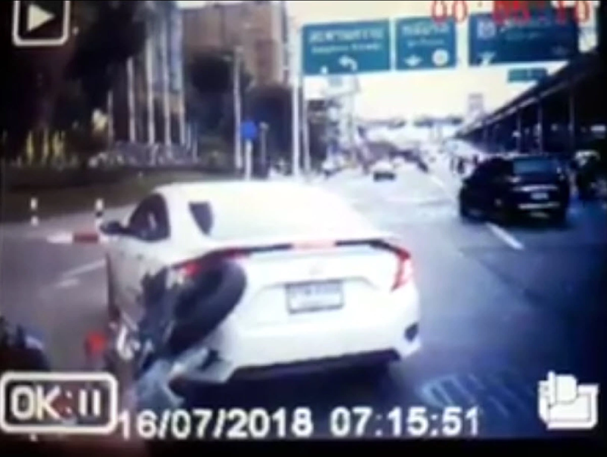 มักง่ายเกือบพาตาย !?! นาทีรถเก๋วหักเลี้ยวกะทันหัน “จยย.” ขับทางตรงเบรคหัวทิ่มหมุนตีลังกา (มีคลิป)