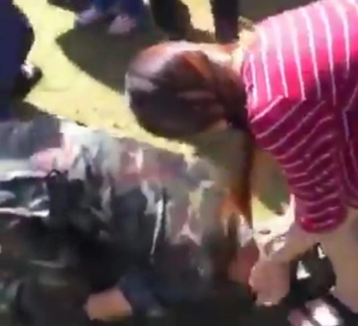 สุดซึ้ง!!! หนุ่มทหารเกณฑ์ หลั่งน้ำตากราบเท้าพ่อเเม่ในวันเยี่ยมญาติ หลังไม่เจอนาน3เดือน!! (คลิป)