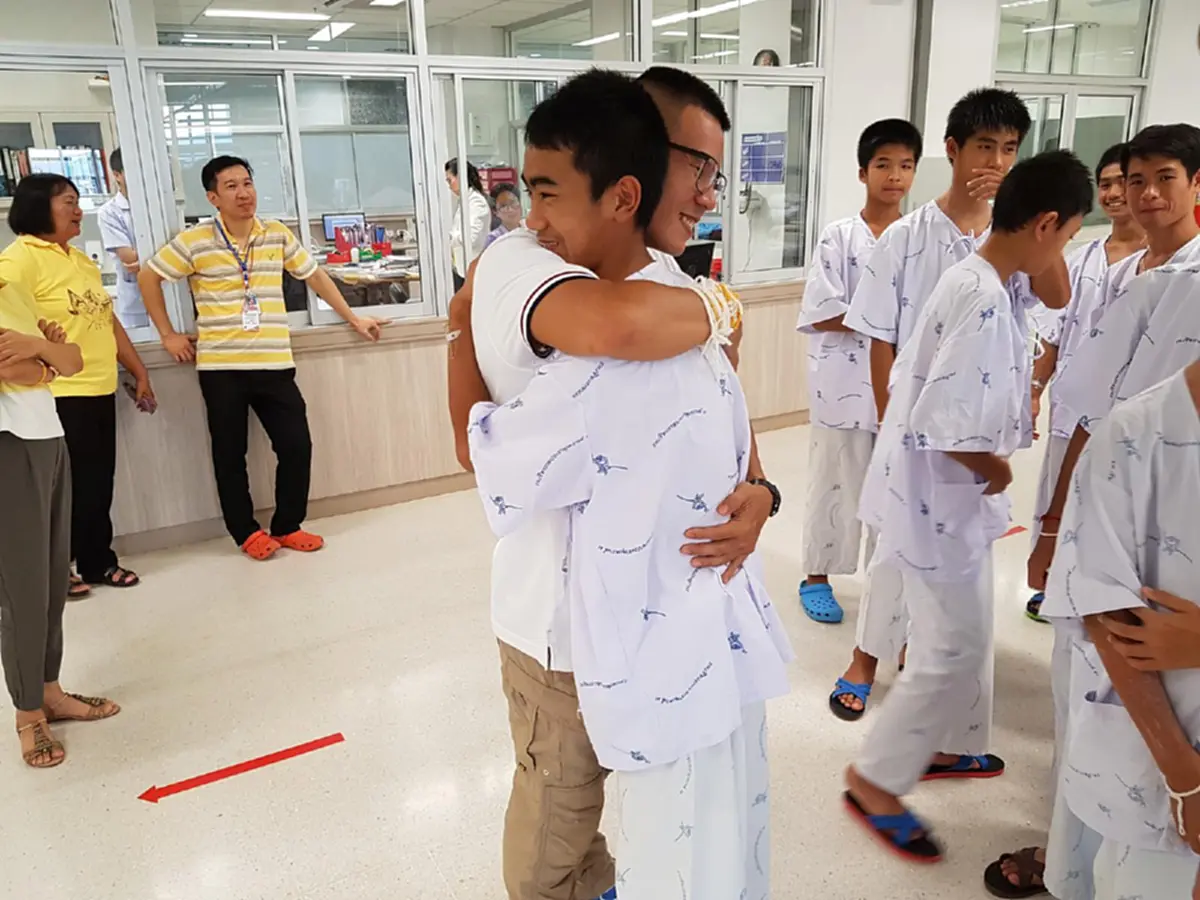 เปิดภาพบรรยากาศ "ทีมหมูป่า" กลับสู่อ้อมกอดครอบครัว พร้อมหน้าพร้อมตาญาติพี่น้อง สุดอบอุ่น !!! (รูปภาพ)