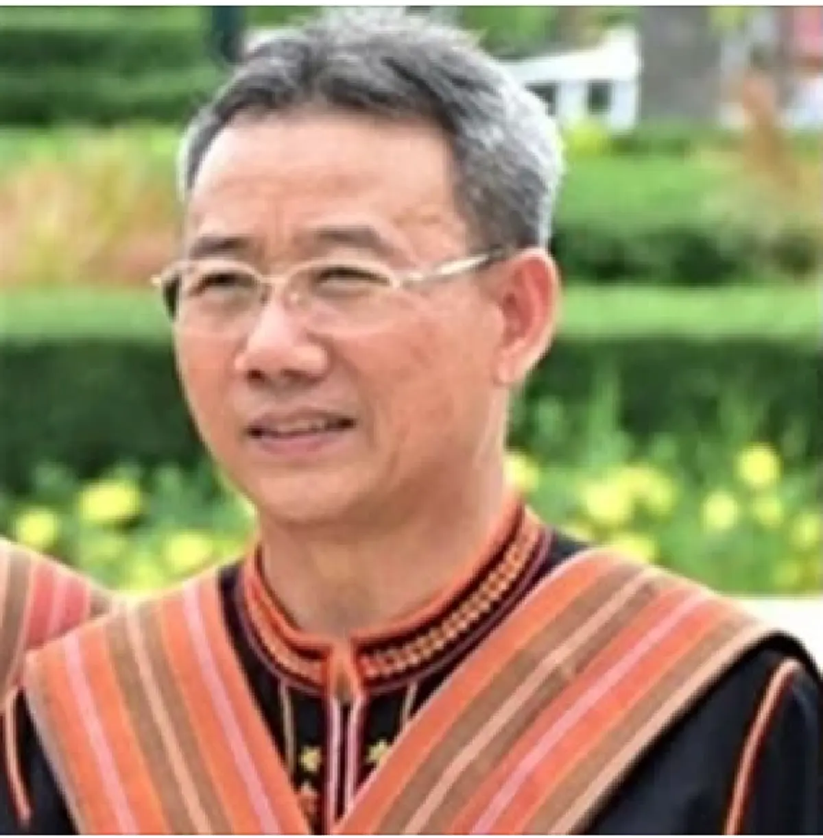 ขรก.ตัวอย่าง! นายอำเภอขุขันธ์ ติดดินสุดๆ เดินเก็บขยะหน้าที่ทำการ ชาวบ้านเห็นภาพยกนิ้วให้เลย