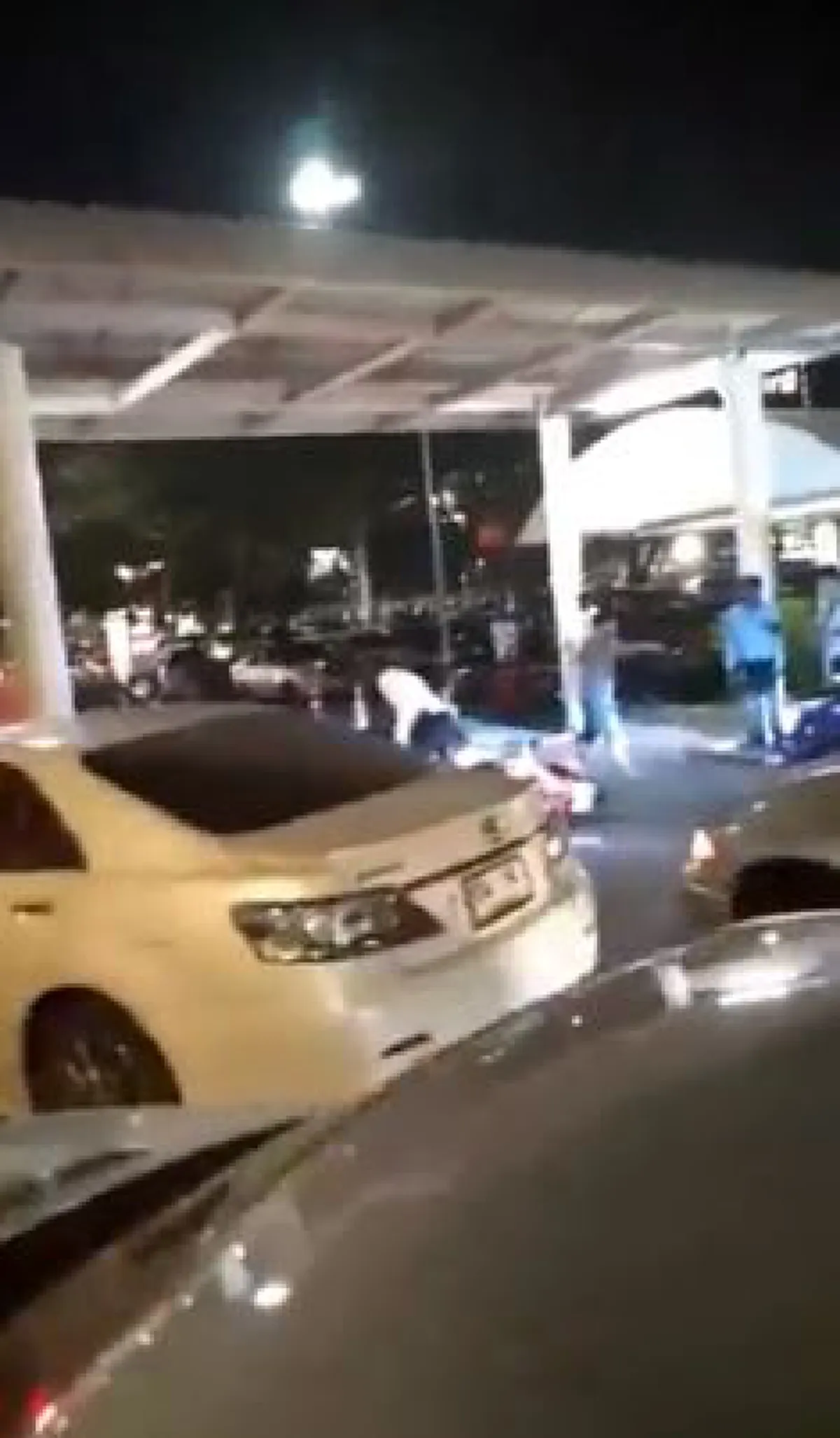 "อย่าเก๋าให้มากไอ้เ...." !! แทงกันเลือดสาด "กระบะ-จยย." ตัดหน้ากันก่อนเปิดศึกเดือดหน้าห้างดัง ! (มีคลิป)