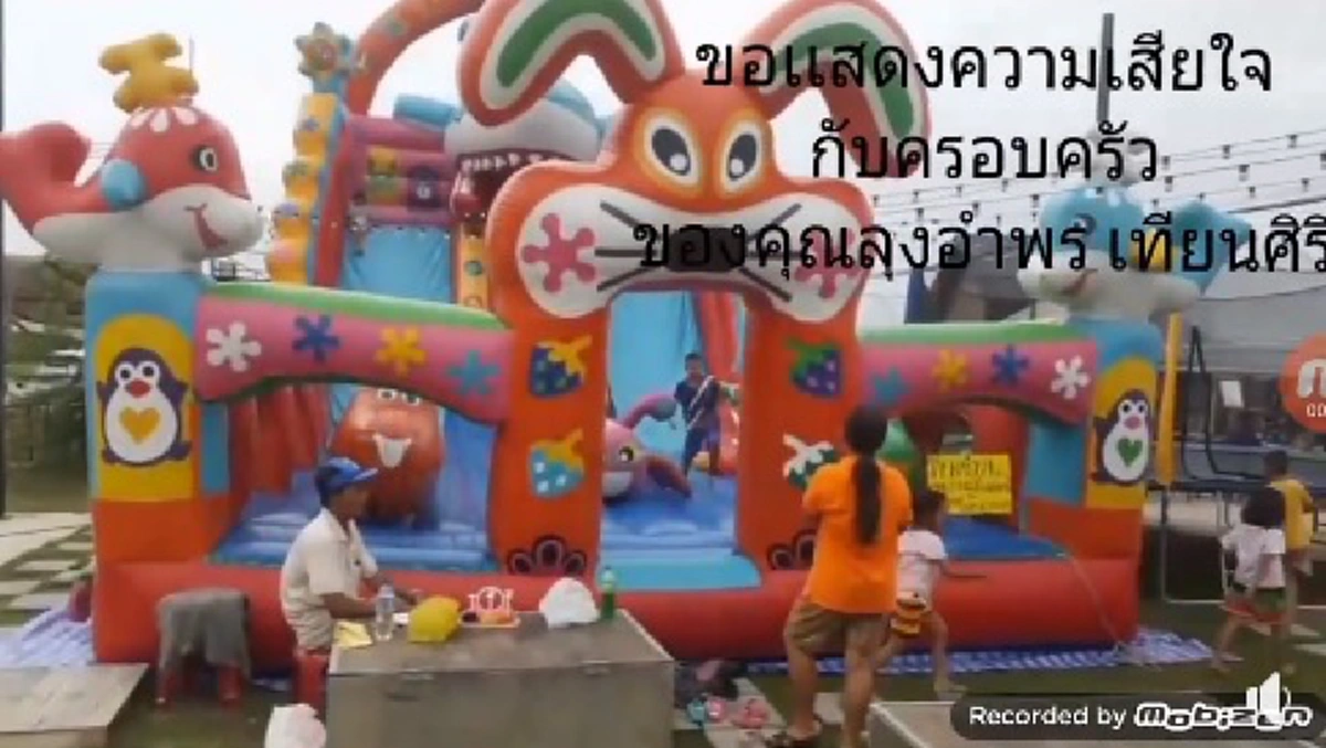 สะเทือนใจ คลิป"ลุงบ้านลมยาง"นั่งยิ้มมองเด็กๆเล่นสนุก ก่อนถึงวันเศร้าแรงพายุหอบร่างปลิวกระแทกดับสลด (คลิป)