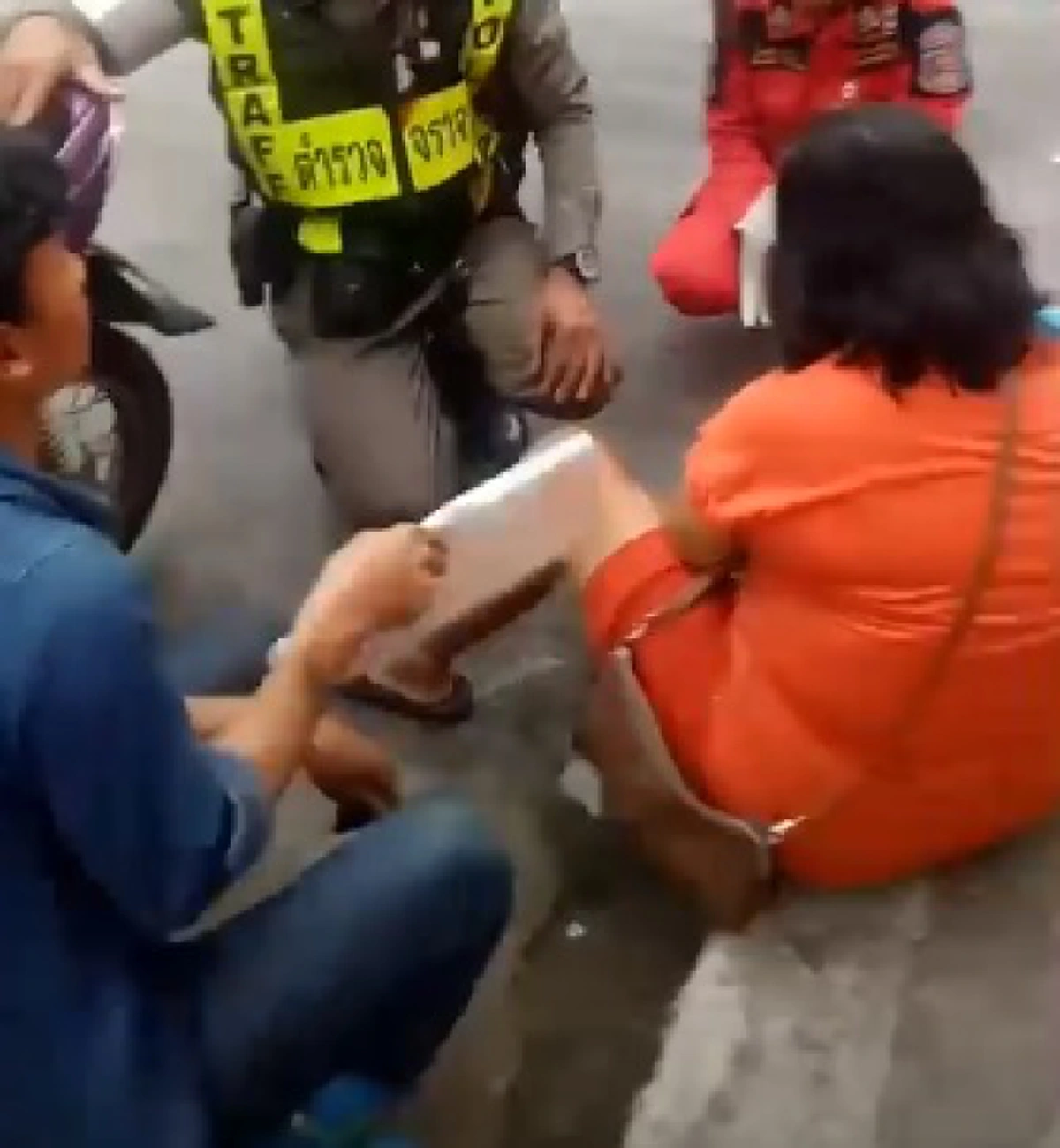 ภาพประทับใจไม่เกิดบ่อย หนุ่มเมียนมาก้มกราบคุณป้า ขอโทษขี่มอร์ไซค์ชนเจ็บ น่ารักมากมายตรงที่มีอภัยให้กัน (คลิป)