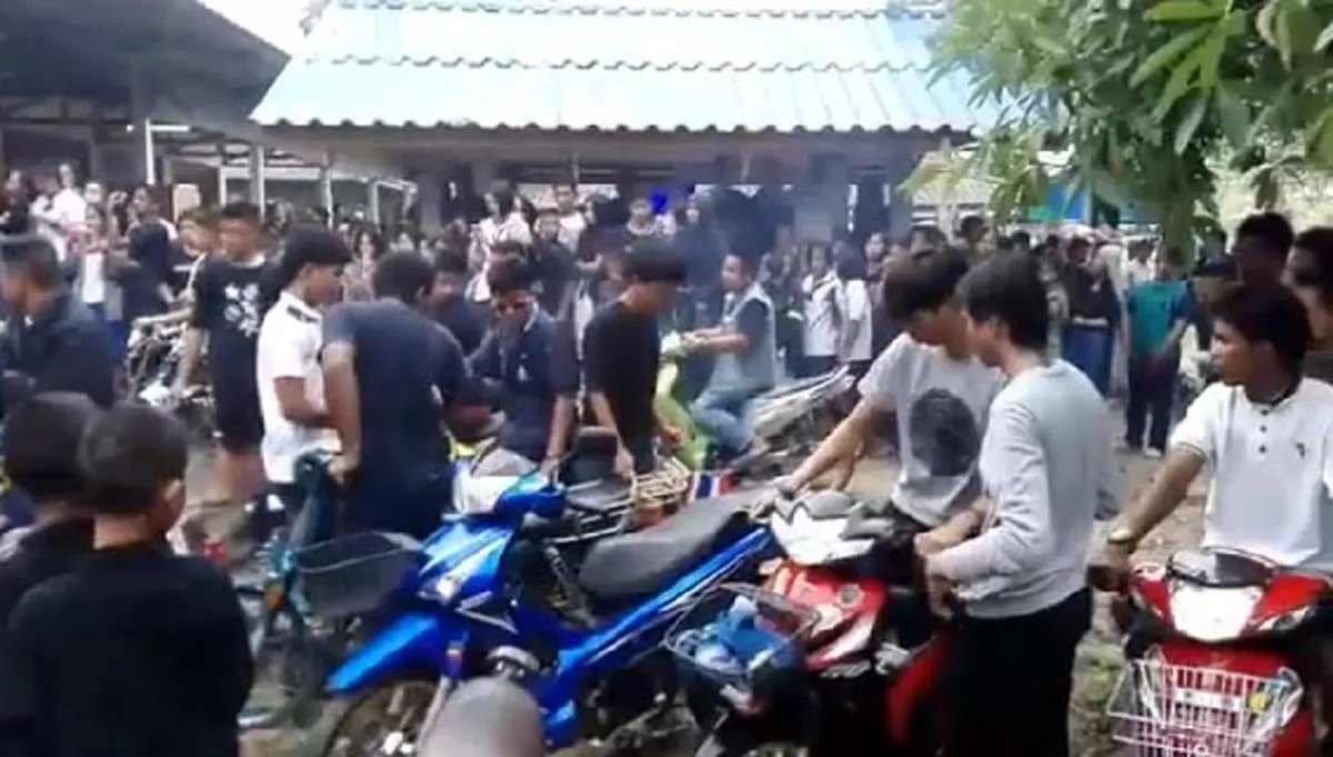 สะเทือนไปทั้งวัด !!! แก๊งแว้นรวมตัวเบิ้ลเครื่องหน้าเมรุเปิดทางส่งเพื่อนไปสวรรค์....โซเชียลถล่มเละ! (มีคลิป)