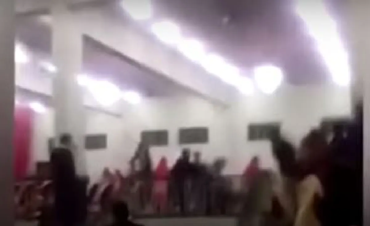 สงครามชัดๆ !!! บ่าว-สาววิวาห์ล่ม ญาติๆเปิดศึกถล่มงานเละยกโต๊ะทุ่ม เก้าอี้ฟาด จับคู่ตีกันพินาศไปทั้งงาน! (คลิป)