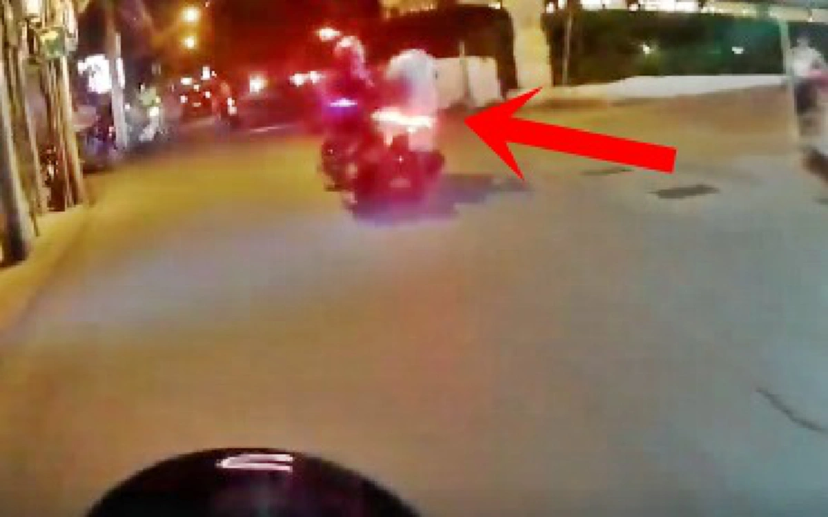 ล่า! หนุ่มควบจยย.ชนดะไปทั่ว พลเมืองดีขับตามจี้ให้หยุด เเต่ไม่เป็นผล ซิ่งหนีลอยนวล (คลิป)