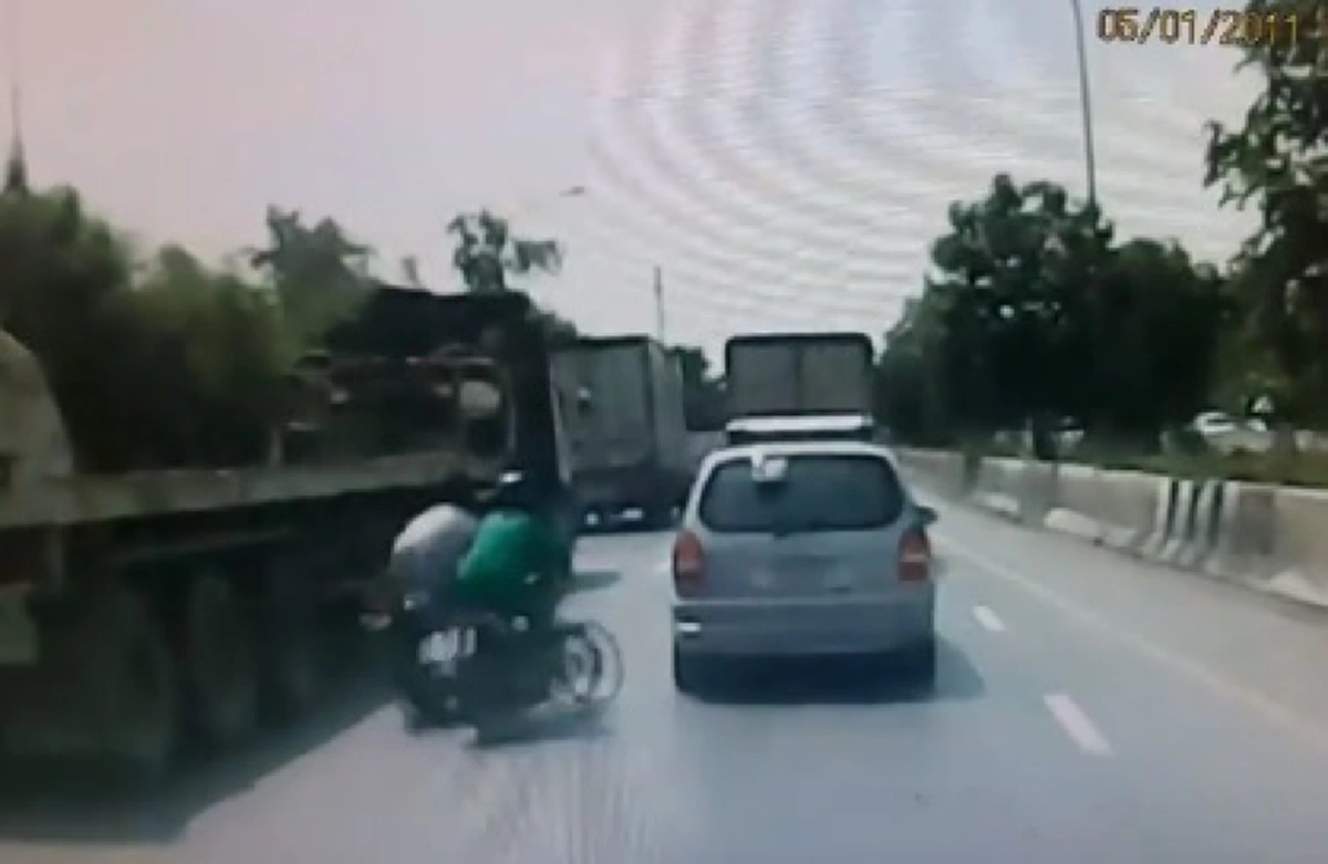 หนุ่มขี่จยย.เปลี่ยนเลนกะทันหัน เฉี่ยวรถคู่กรณีล้ม ก่อนถูกรถเทลเลอร์ทับร่างเสียชีวิต (คลิป)