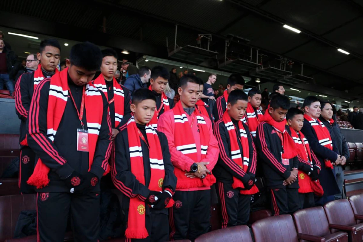 ร่วมอาลัย!!! ทีมหมูป่าร่วมยืนไว้อาลัยเหตุเฮลิคอปเตอร์เจ้าสัววิชัย ตกเสียชีวิต กลางสนามโอลด์แทรฟฟอร์ด