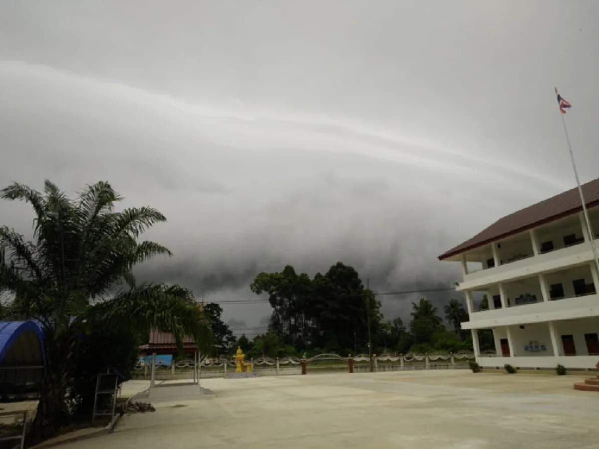 ชาวเน็ตฮือฮา!!!ปรากฏการณ์เมฆประหลาด คล้ายคลื่นสึนามิ ชาวเมืองคอนหวั่นอาจเป็นลางบอกเหตุ...!?!(มีภาพ)