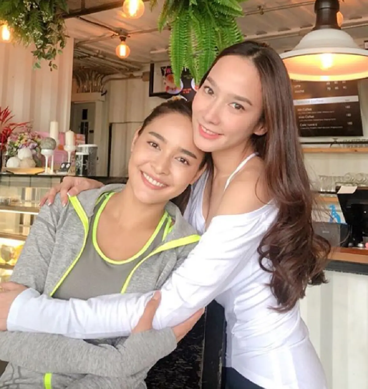 พี่ยังไม่แก่ !! "ปุ๊กลุก ฝนทิพย์" เซอร์ไพรส์ "อั้ม พัชราภา" นำพวงมาลัยมาไหว้ เป็นรุ่นพี่ที่ดีกับน้องมาตลอด (คลิป)