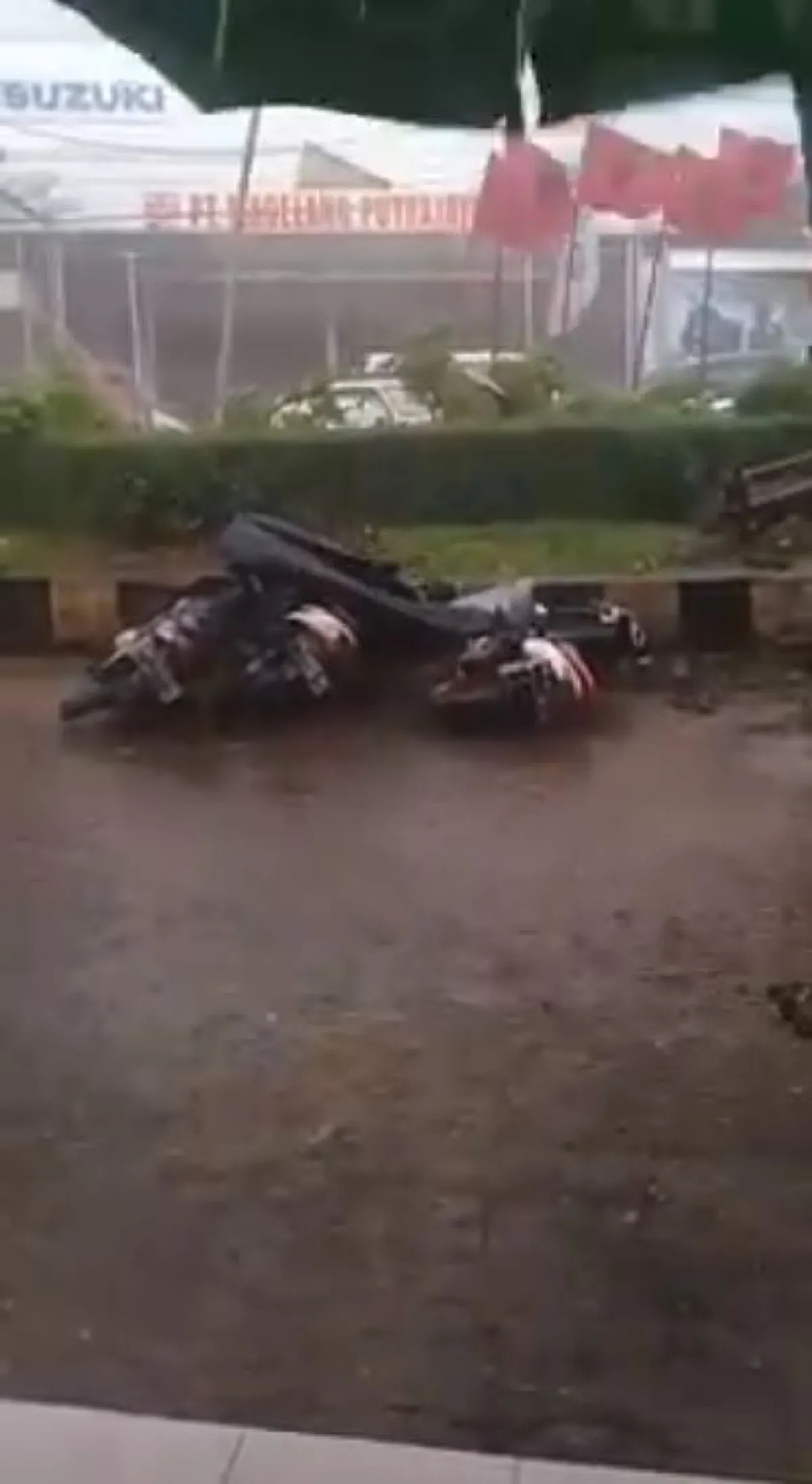 ธรรมชาติวิบัติ!!! อินโดนีเซียรับศึกหนัก พายุ!!! คลื่นลมแรง!!! ลูกเห็บ!!! (ชมคลิป)