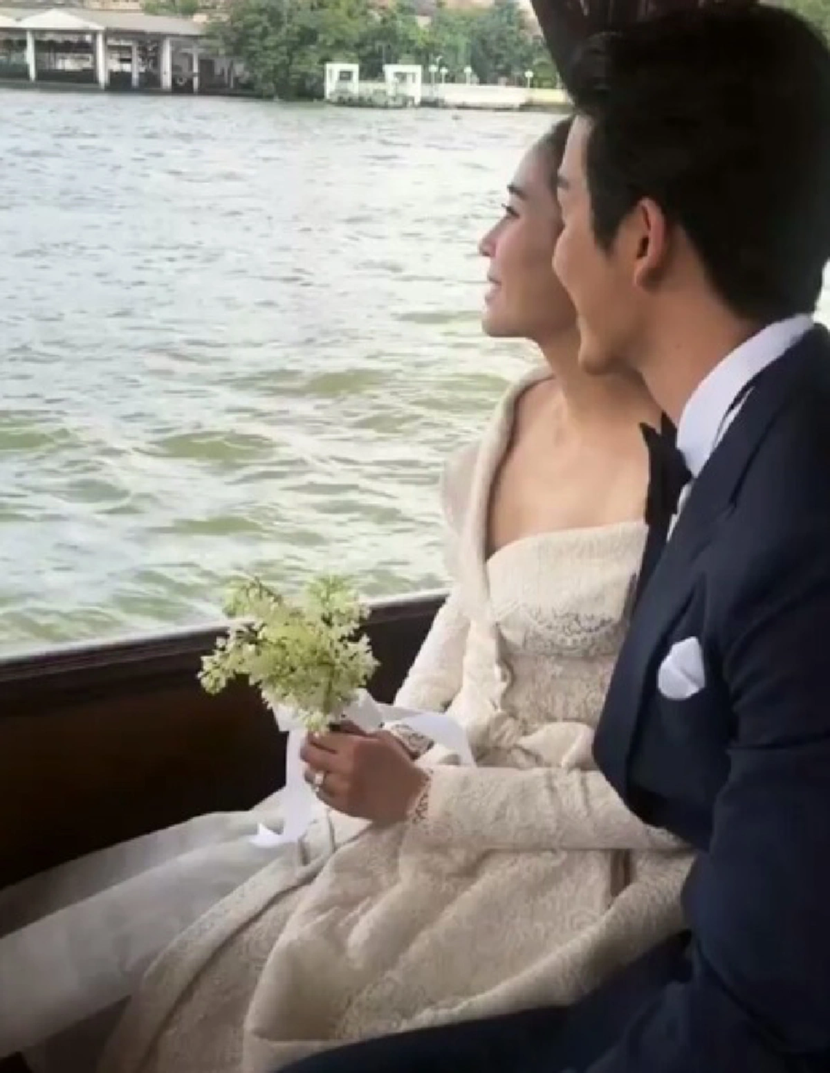 น้องปีใหม่ กั้นประตูเงินประตูทองงานวิวาห์พุฒ-จุ๋ย บอกให้ทั้งคู่หอมเเก้มกัน (คลิป)