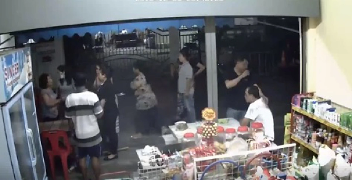 เร่งล่าแก๊งชายฉกรรจ์เลือดหึงหวงขึ้นหน้า ยกพวกบุกร้านของชำไล่ทำร้ายอริ ปืนจ่อคนแก่ห้ามยุ่ง