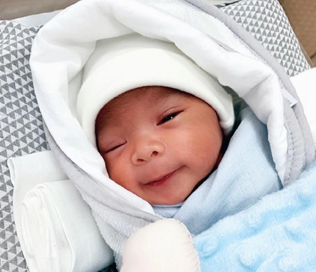 เอมมี่ มรกต โพสต์ไอจีภาพน้องสายน้ำยิ้มโชว์กล้อง กำลังจะได้กลับบ้านแล้ว