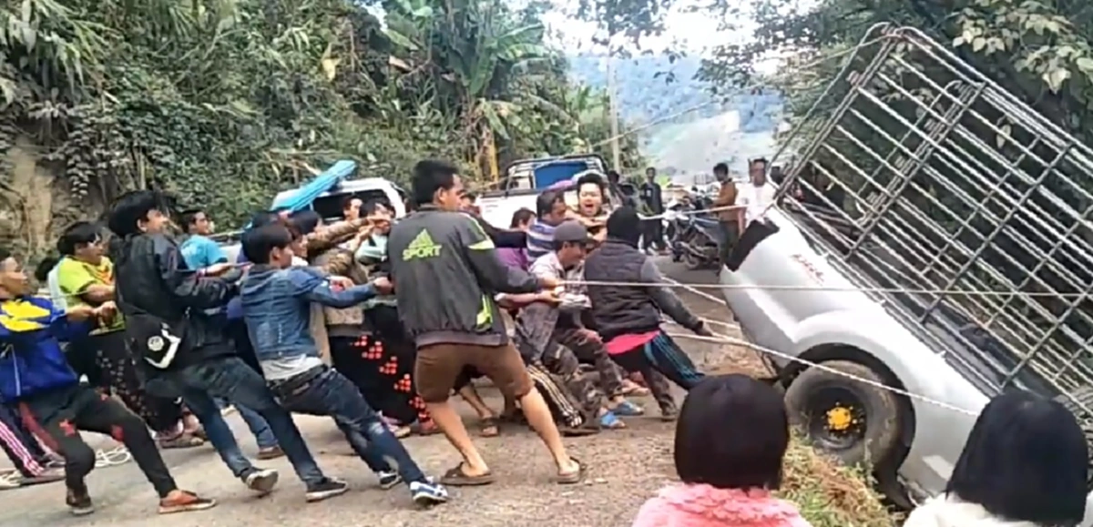 คนขับกระบะซึ้งใจ ชาวบ้านนับ10ช่วยกันดึงรถตกข้างทาง (คลิป)