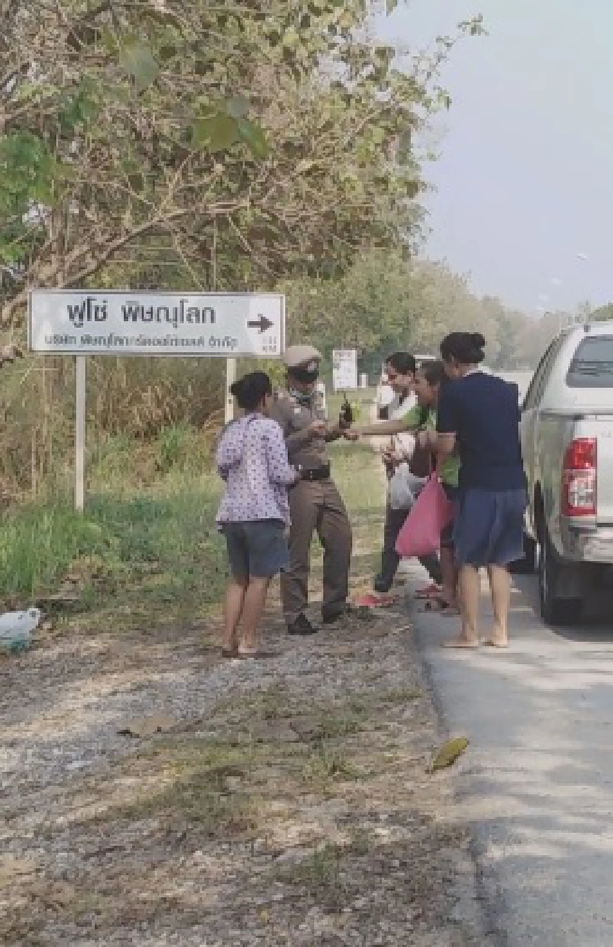เเก๊งคุณป้าโดนตำรวจเรียกตรวจสงสัยเป็นต่างด้าว เลยรีบควักบัตรให้ดู พร้อมร้องเพลงโชว์ซะเลย (คลิป)