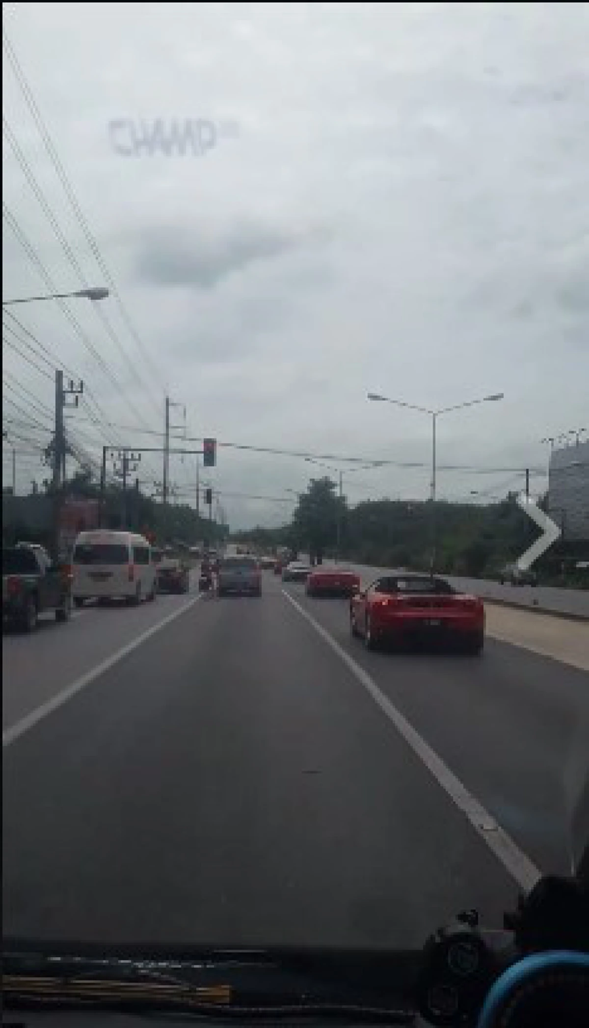 อึ้งกลางแยก!!! รถหรูนับสิบคัน ขับฝ่าไฟแดงต่อหน้าต่อตา หนำซ้ำมีตำรวจโบกให้ด้วย สังคมสงสัยรวยแล้วมีสิทธิพิเศษอะไร!!??(มีคลิป)