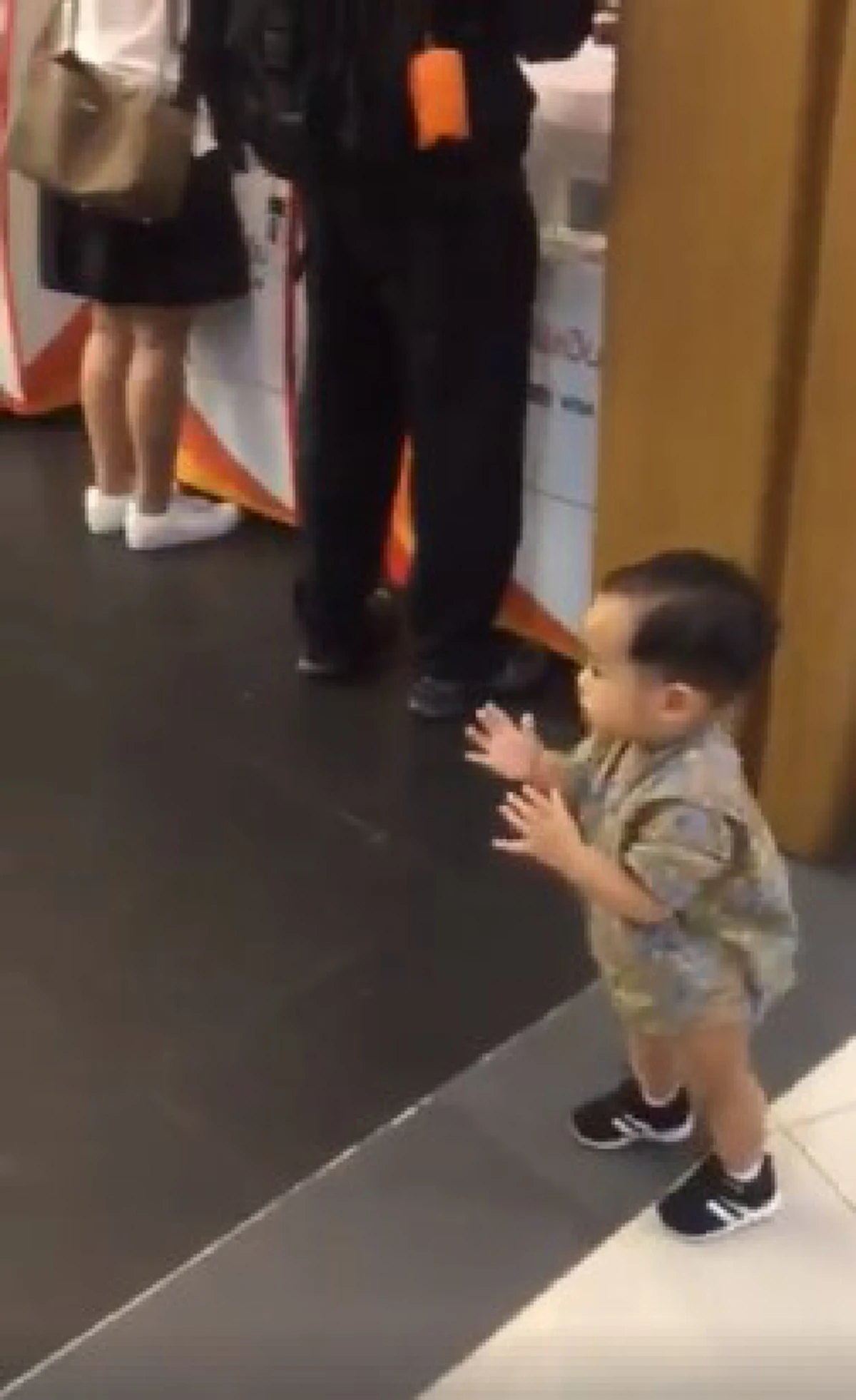 แชร์ต่อไปให้คนไทยทุกคนได้ดู!!! หนูน้อยลูกหลานไทย เพิ่งเดินได้ ไหว้ในหลวงร.๙ โซเชียลแห่ชื่นชมนับหมื่น พ่อแม่ต้องภูมิใจในตัวลูกน้อย!!!(มีคลิป)