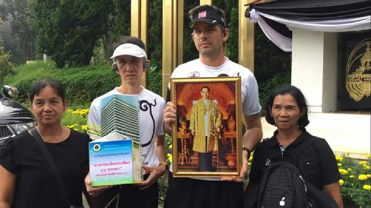 คุณไม่ใช่คนไทย แต่ทำไมถึงทำสิ่งที่ยิ่งใหญ่ขนาดนี้?? สดุดี อดีตทหารคอมมานโดอังกฤษวิ่งจากเชียงใหม่สู่วังไกลกังวล ถวายอาลัย "ในหลวง ร.9"