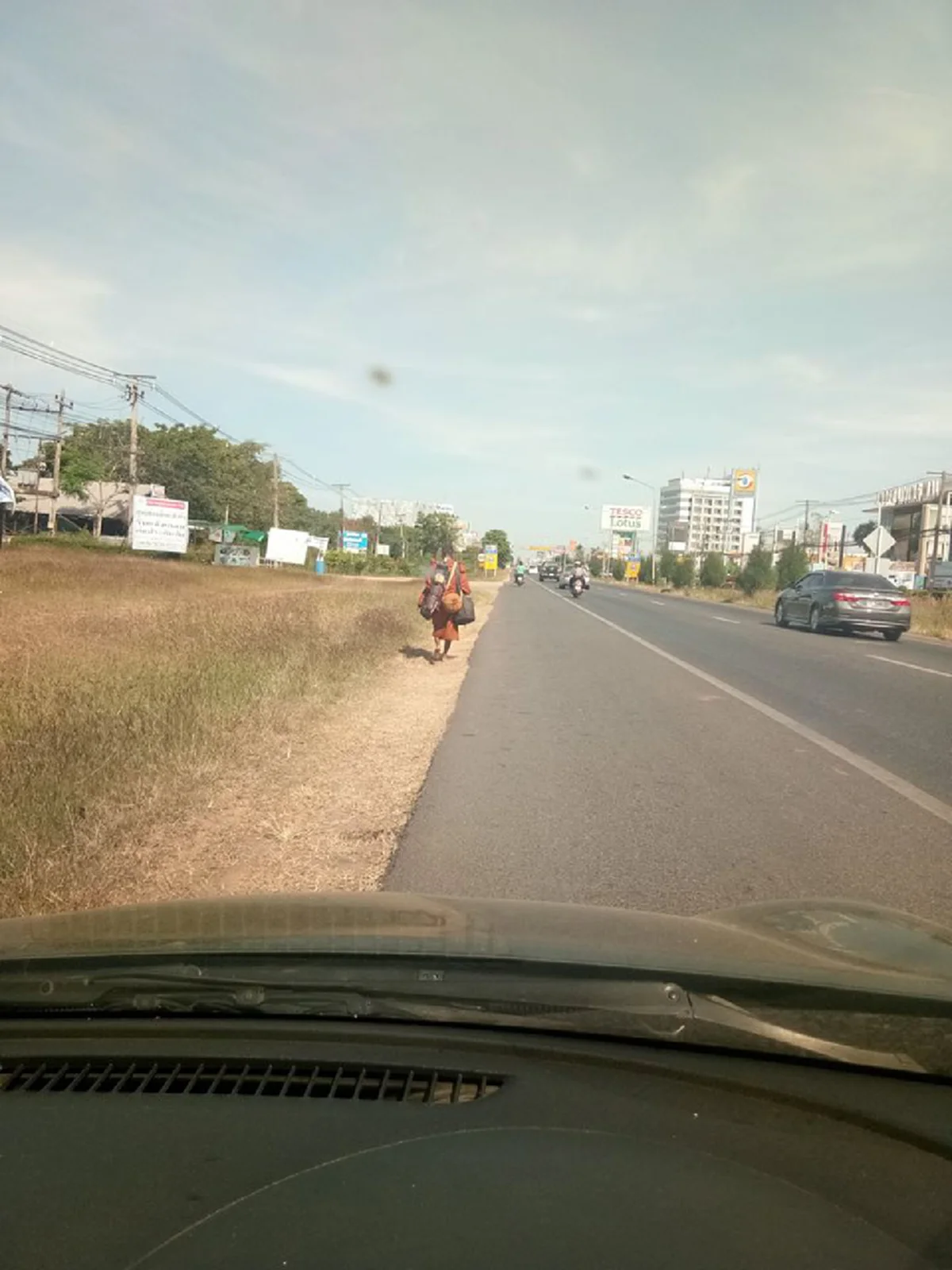 งดงามกว่าเดินบนดอกดาวเรือง!!! เมื่อชายพบพระสงฆ์เดินด้วยเท้าเปล่าท่ามกลางแดดจ้า จึงเข้าไปแสดงความช่วยเหลือแต่สิ่งที่ท่านตอบกลับมานั้นทำให้