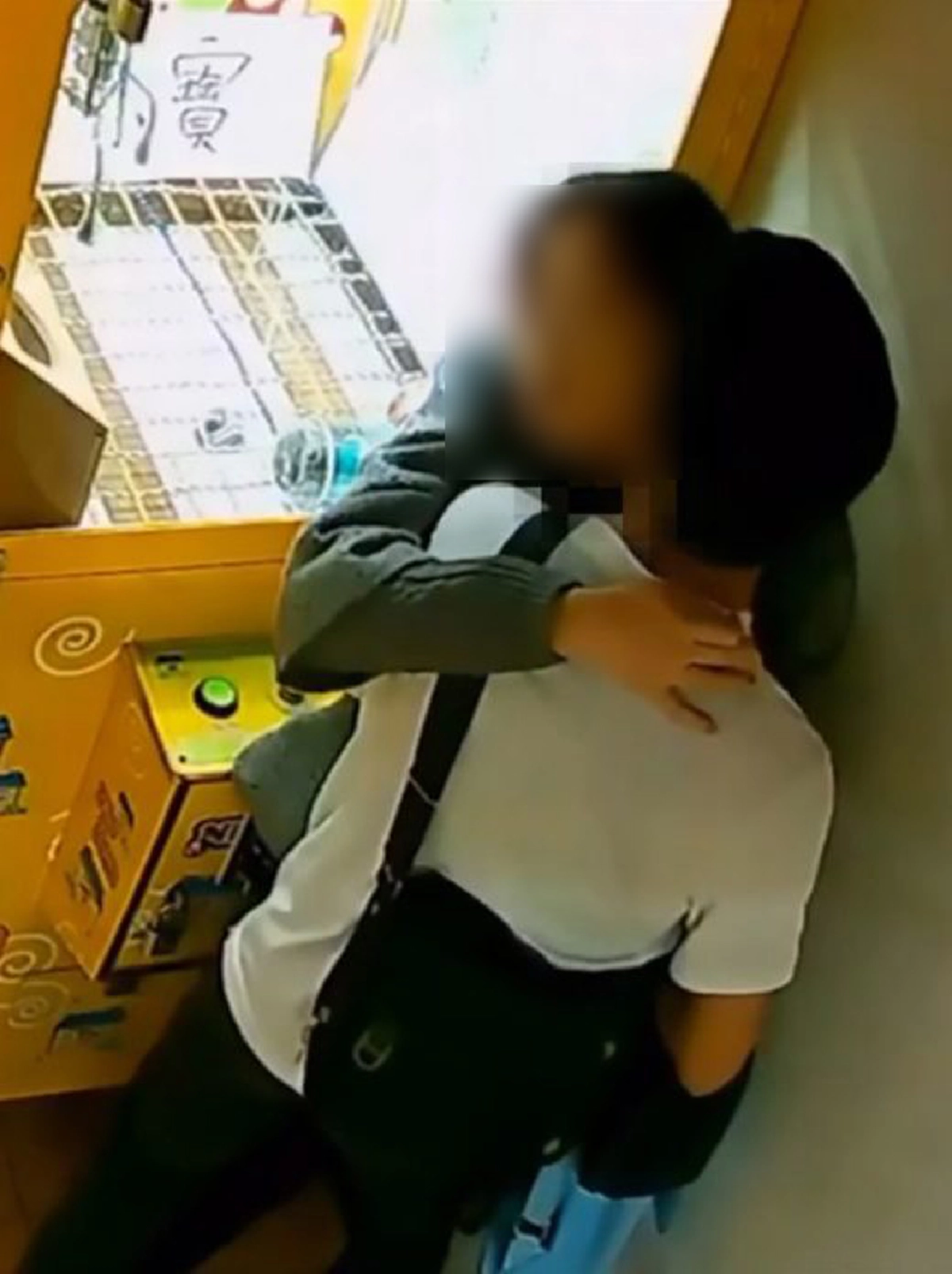 แชร์สนั่น!!! สุดเสื่อม ว่อนคลิปคู่รักนัวเนียกันกลางห้าง สุดพีคฝ่ายหญิงถึงกับอมนกเขาให้ ไม่แคร์สื่อ วงจรปิดจับภาพชัดเจน!!!