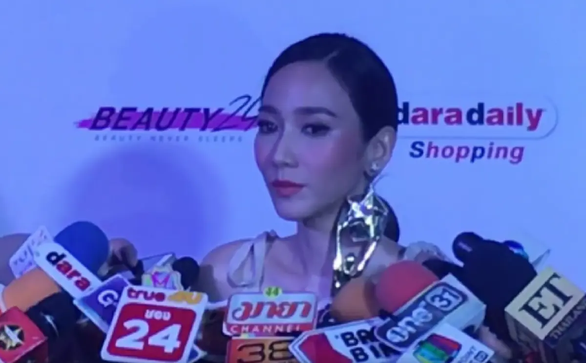 ช็อกกลางงาน!! เมื่อนักข่าวยิงคำถามเด็ดใส่ "อั้ม พัชราภา" แต่จู่ๆกลับเงียบกริ๊บอึ้งไป 7 วิเหมือนโกรธ แต่พอได้รู้สาเหตุ นี่แหละซุปตาร์ตัวแม่