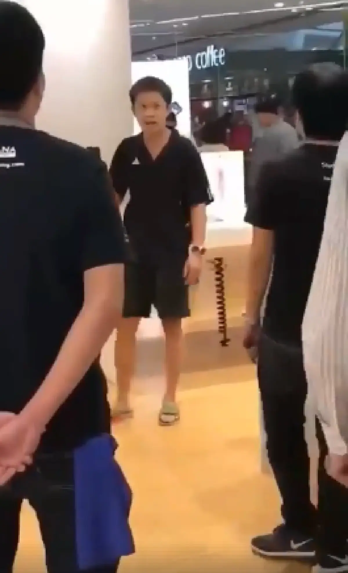 ขุดยันพ่อแม่! เพจดังเปิดอาชีพบุพการี "อาร์ม" หัวร้อนต่อยพนง.สาว ใหญ่โตไม่เบามีอำนาจทางกฎหมาย!