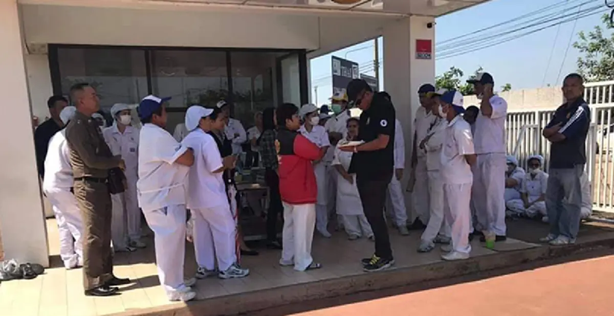 ระอุ! พนักงานบริษัท ผลิตชิ้นส่วนยานยนต์ จ.ปราจีนบุรี พร้อมใจผละงาน ประท้วงขอโบนัสเพิ่ม หลังได้คนละ 5.5 เดือน แต่ไม่พอใจ!