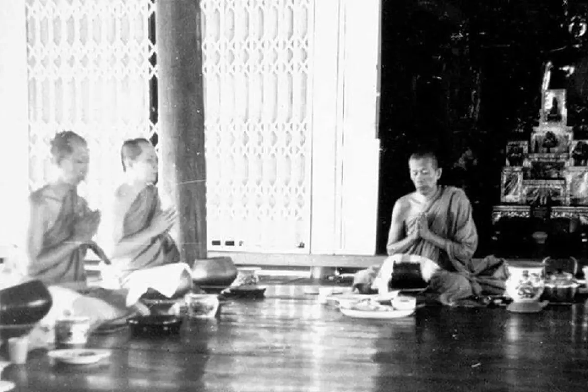 กราบสาธุ!!! ภาพประวัติศาสตร์ "หลวงตามหาบัว" เดินนำหน้า "สมเด็จพระสังฆราชองค์ที่ ๒๐" ขณะออกบิณฑบาตตามหมู่บ้านชนบท