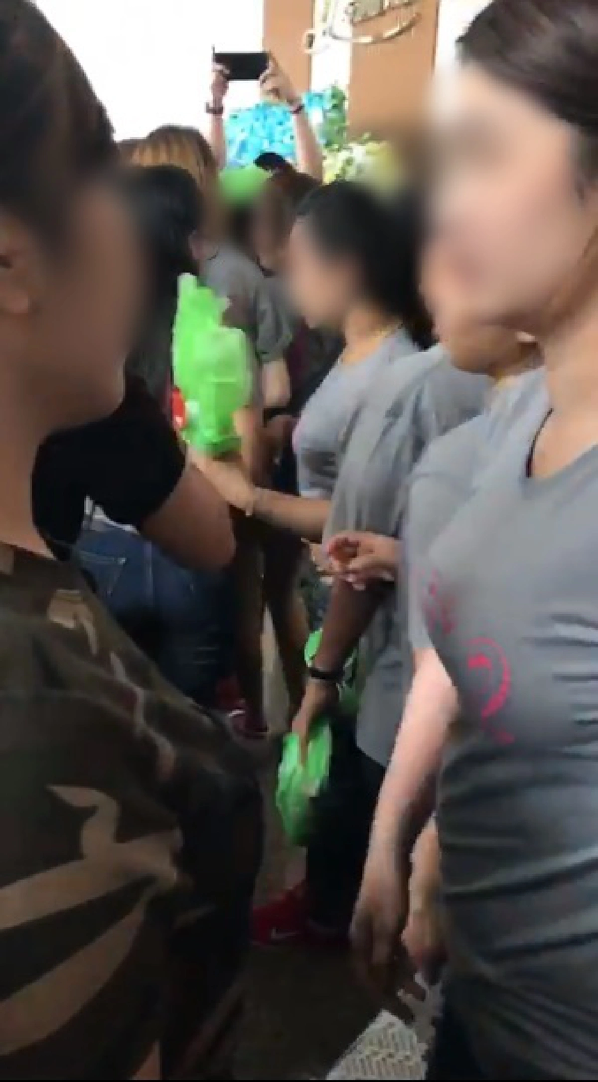 ไม่อายหรอคะ ?!! เฉียบขาด “เมียหลวงเดือด” บุกเอา “กกน.” ไปคืน “เมียน้อย” ในงานสัมมนา ตะโกนด่าลั่น เพื่อนร่วมงานมองตรึม (มีคลิป)