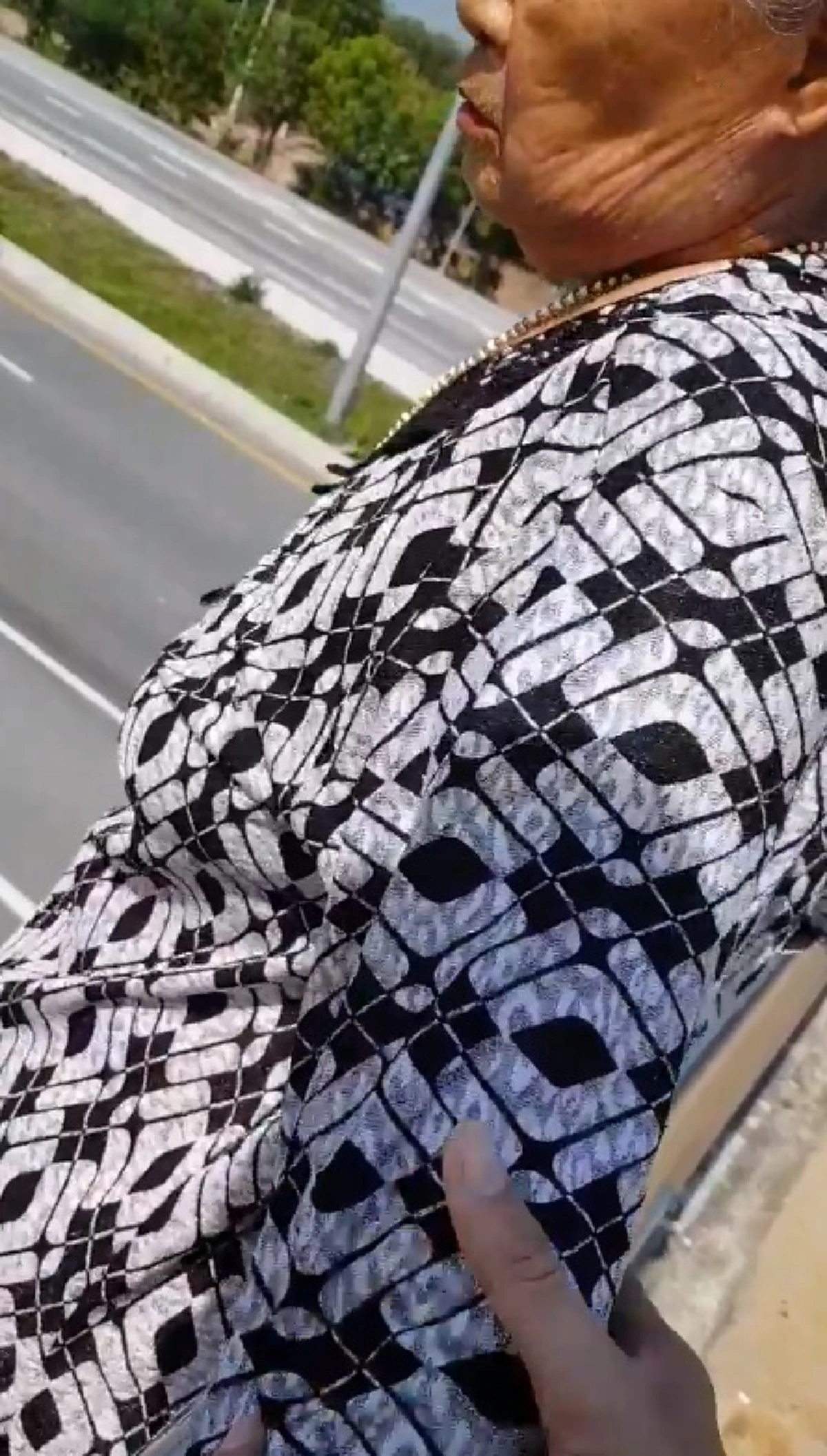 นาทีชีวิตฮีโร่มา !!!! “ตำรวจ” เกลี่ยกล่อมบุกเข้าช่วย “ป้าคิดสั้น” กำลังโดดสะพานลอย ...เจรจาสะอึกถึงหัวใจ ป้ามีปัญหาอะไรคุยกับผมได้ !! (คลิป)