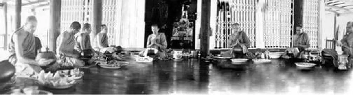 กราบสาธุ!!! ภาพประวัติศาสตร์ "หลวงตามหาบัว" เดินนำหน้า "สมเด็จพระสังฆราชองค์ที่ ๒๐" ขณะออกบิณฑบาตตามหมู่บ้านชนบท