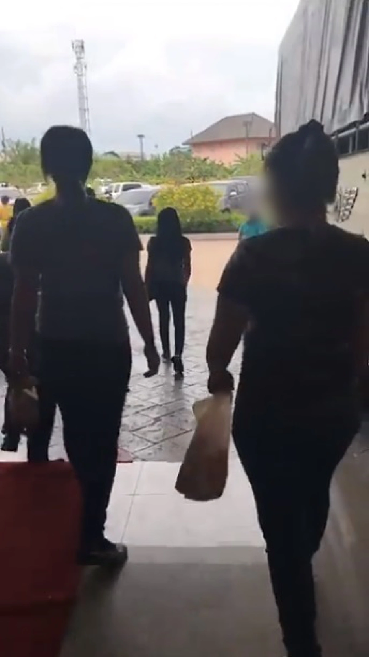 ไม่อายหรอคะ ?!! เฉียบขาด “เมียหลวงเดือด” บุกเอา “กกน.” ไปคืน “เมียน้อย” ในงานสัมมนา ตะโกนด่าลั่น เพื่อนร่วมงานมองตรึม (มีคลิป)